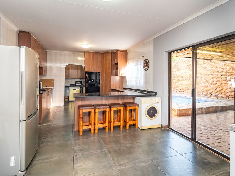 Charming 3 Bedroom Face Brick Cluster - Photo 3