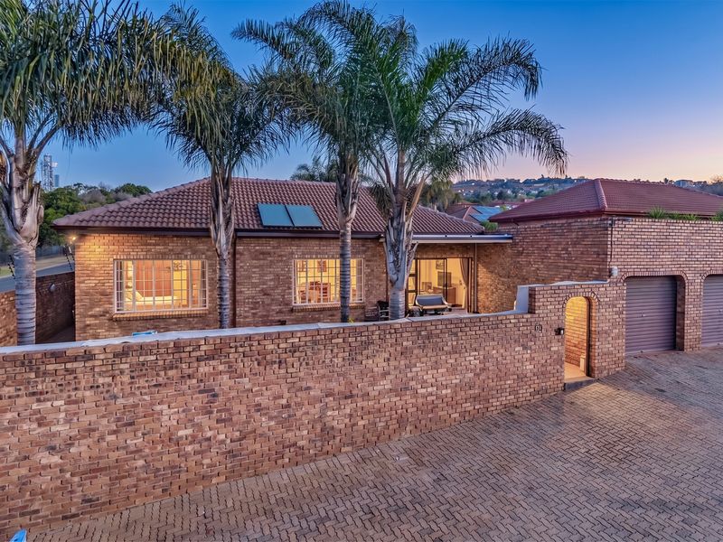 Charming 3 Bedroom Face Brick Cluster - Photo 1