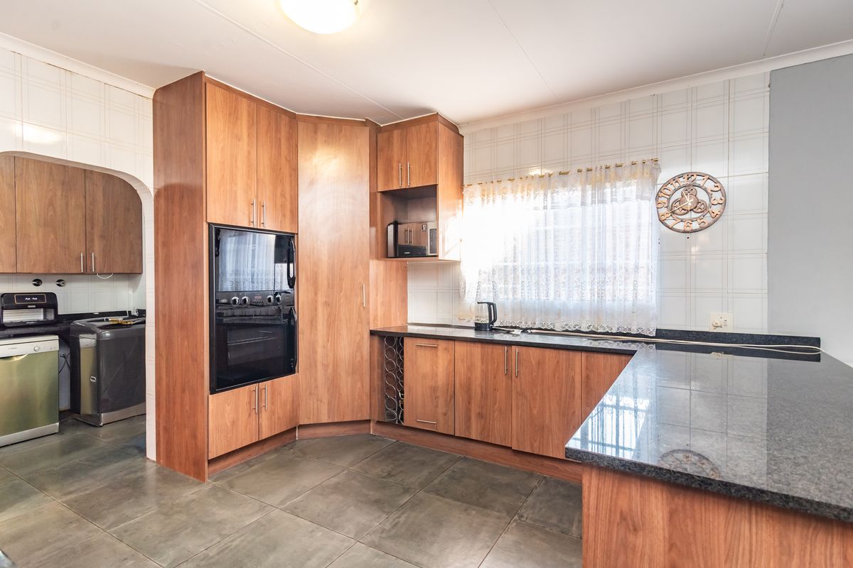 Charming 3 Bedroom Face Brick Cluster - Photo 5
