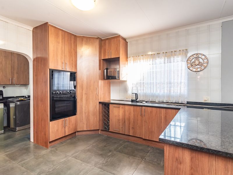 Charming 3 Bedroom Face Brick Cluster - Photo 5