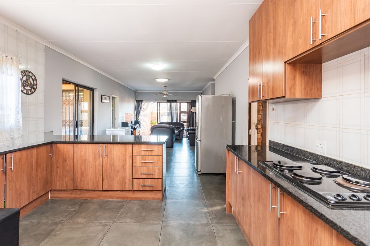 Charming 3 Bedroom Face Brick Cluster - Photo 2