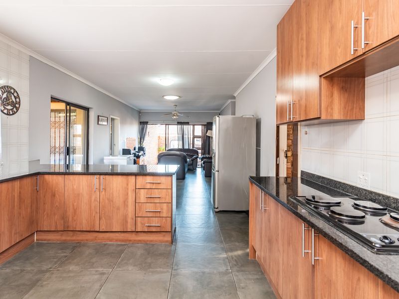 Charming 3 Bedroom Face Brick Cluster - Photo 2