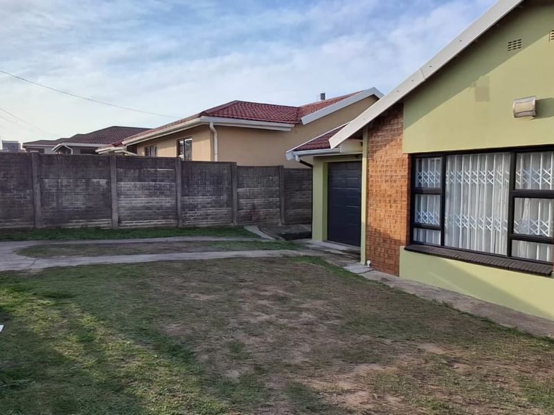 Immaculate Family Home with 2 Income-Generating Flats - Photo 2