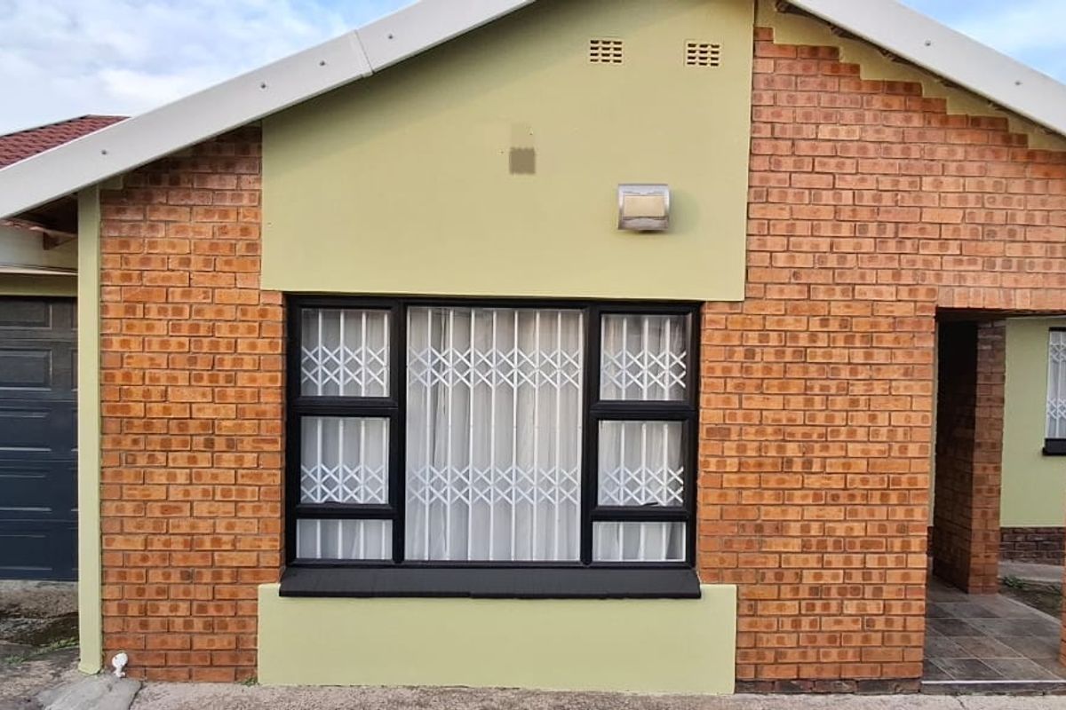 Immaculate Family Home with 2 Income-Generating Flats - Photo 3