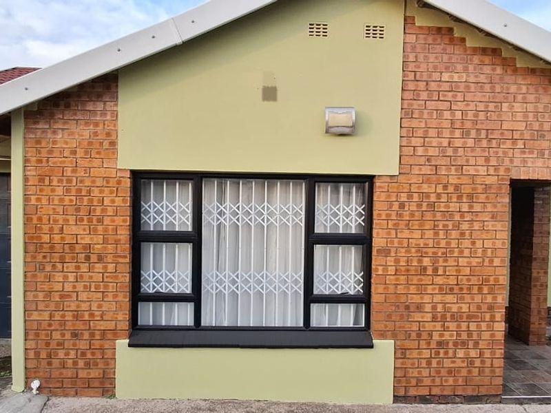 Immaculate Family Home with 2 Income-Generating Flats - Photo 3