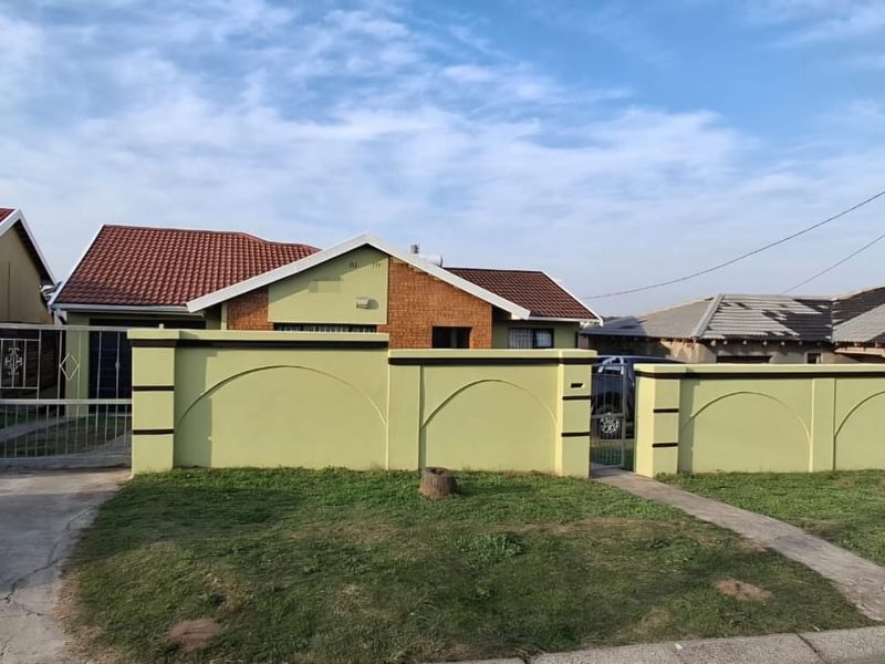 Immaculate Family Home with 2 Income-Generating Flats - Photo 1
