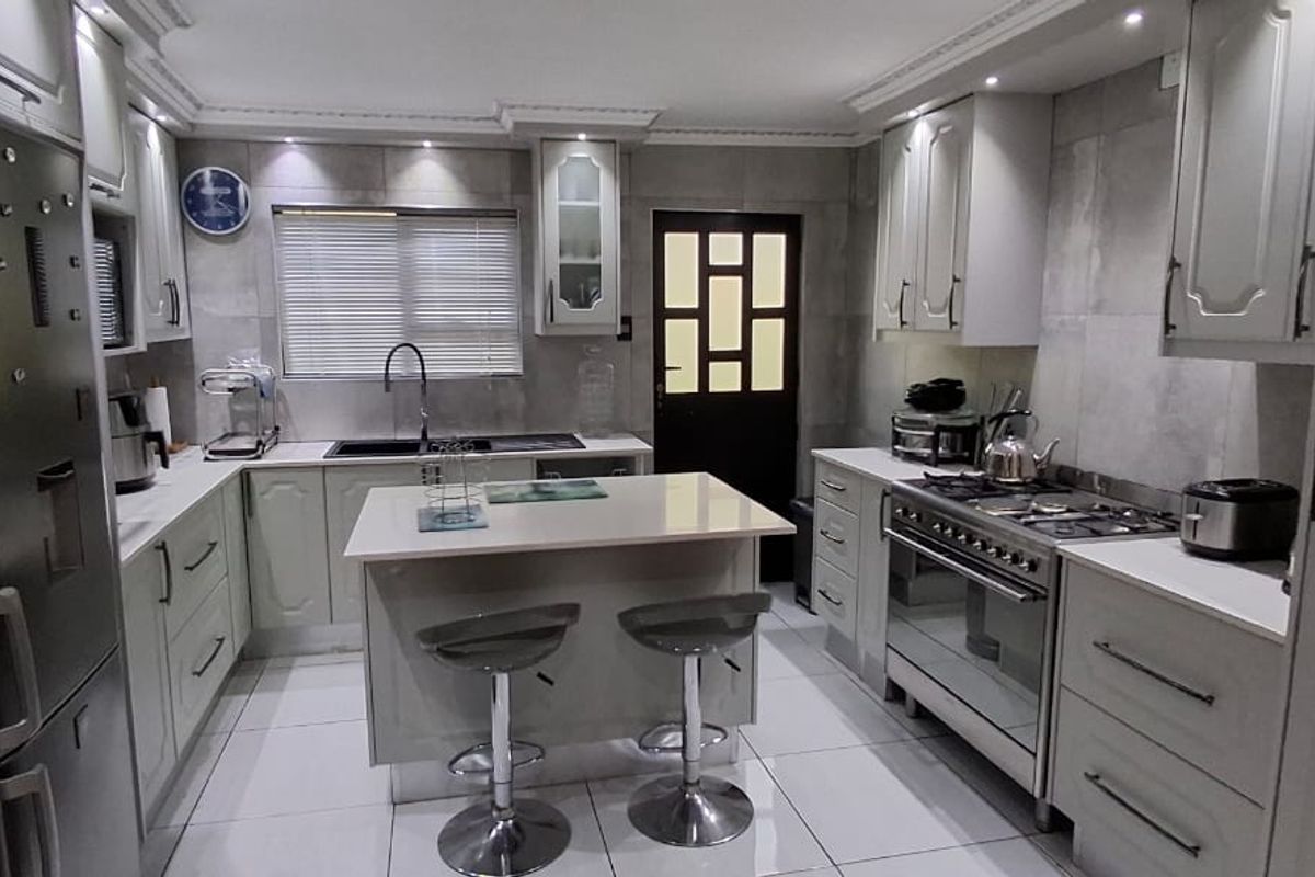 Immaculate Family Home with 2 Income-Generating Flats - Photo 4