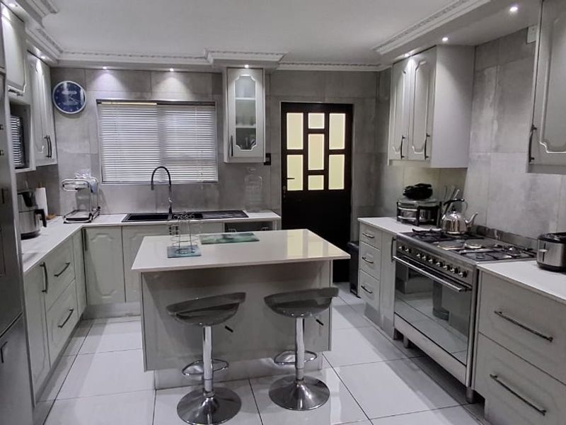 Immaculate Family Home with 2 Income-Generating Flats - Photo 4