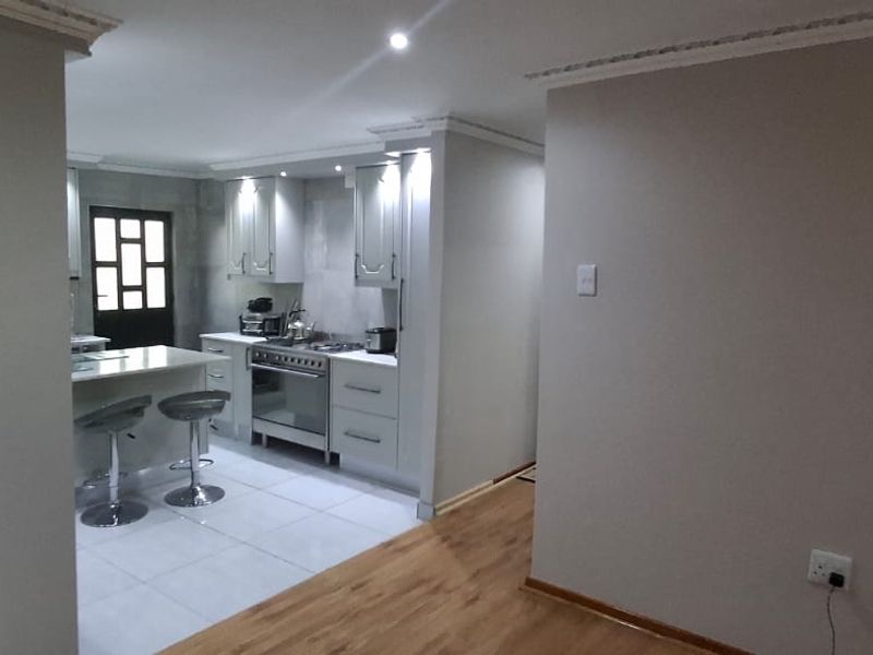 Immaculate Family Home with 2 Income-Generating Flats - Photo 10