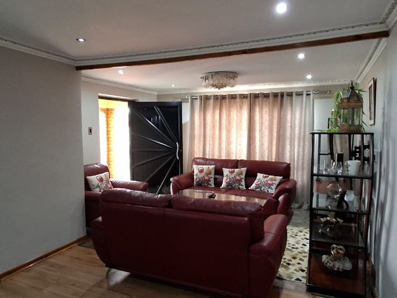Immaculate Family Home with 2 Income-Generating Flats - Photo 9