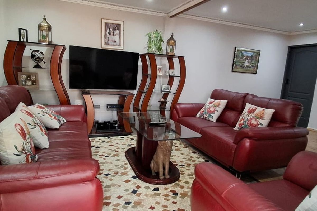 Immaculate Family Home with 2 Income-Generating Flats - Photo 5