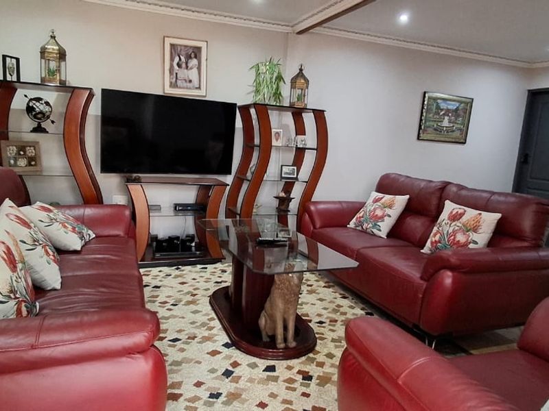 Immaculate Family Home with 2 Income-Generating Flats - Photo 5