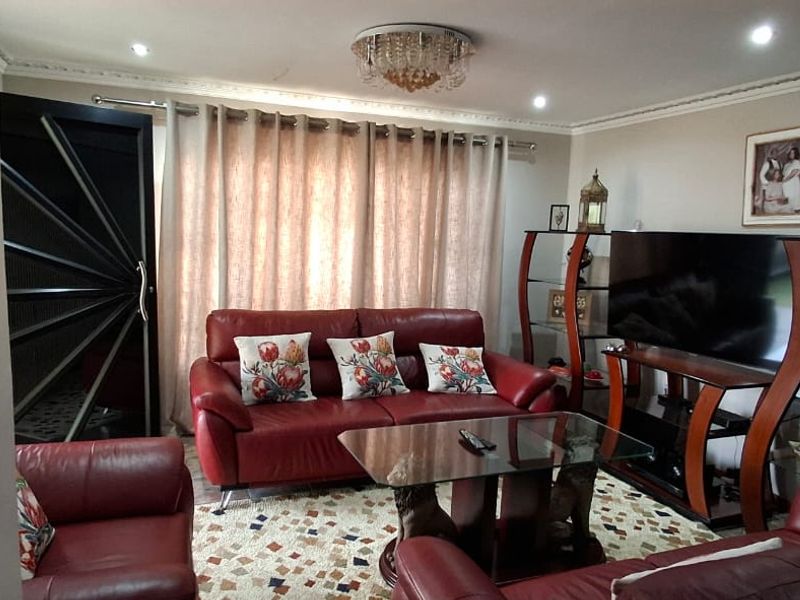 Immaculate Family Home with 2 Income-Generating Flats - Photo 8