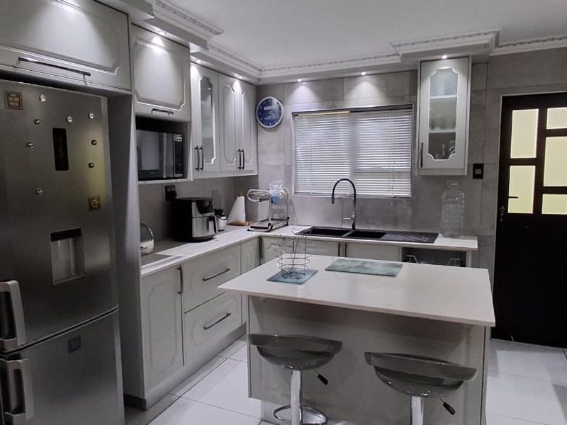 Immaculate Family Home with 2 Income-Generating Flats - Photo 7