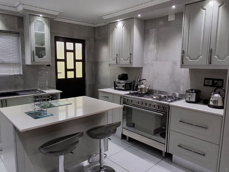 Immaculate Family Home with 2 Income-Generating Flats - Photo 6