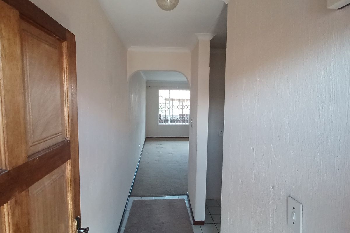 Spacious, homely apartment. - Photo 2