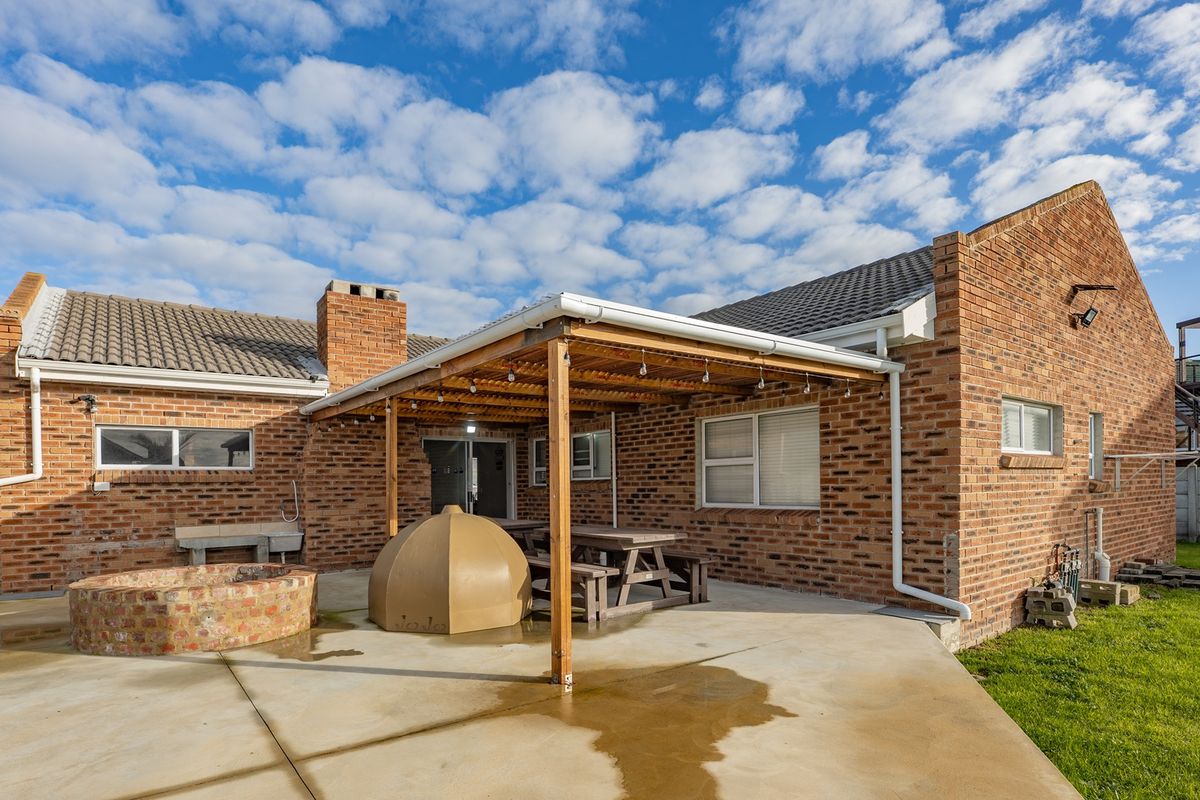 Modern, Low-Maintenance Family Home in Oceanview Heights - Photo 2