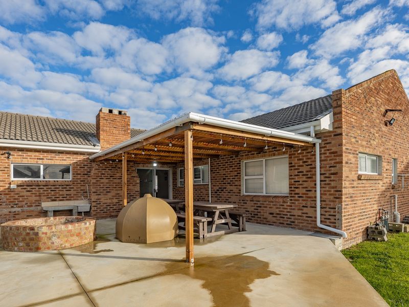 Modern, Low-Maintenance Family Home in Oceanview Heights - Photo 2