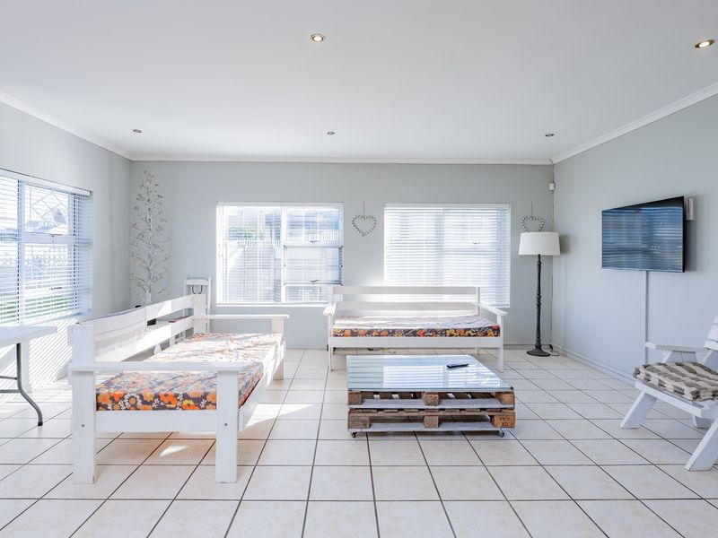 Modern, Low-Maintenance Family Home in Oceanview Heights - Photo 9