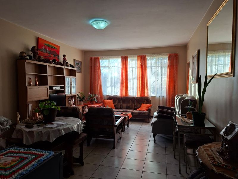 Neat 2-Bedroom Ground Floor Apartment - Photo 2