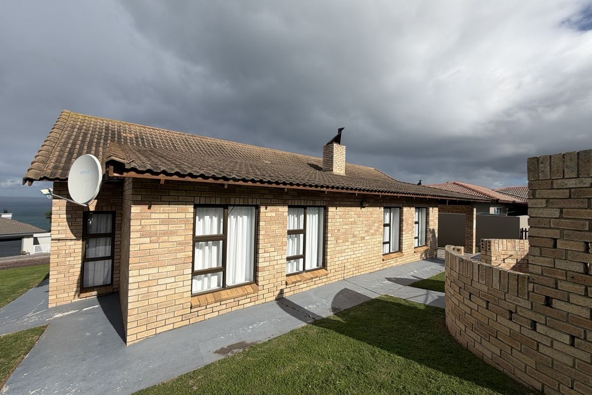 Beautiful single plan living with pristine views in Golf Estate - Photo 2