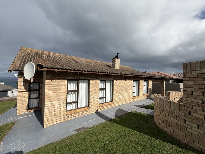Beautiful single plan living with pristine views in Golf Estate - Photo 2