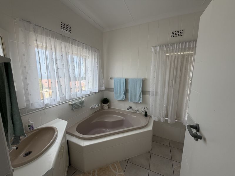 Beautiful single plan living with pristine views in Golf Estate - Photo 9