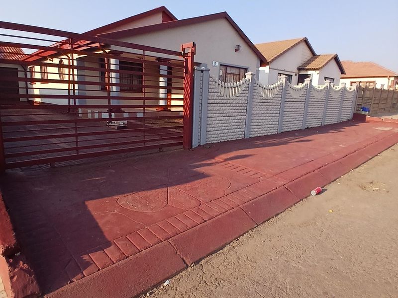 *Spacious Home for Sale in Established Atteridgeville Ext 3 – Close to Everything* - Photo 1