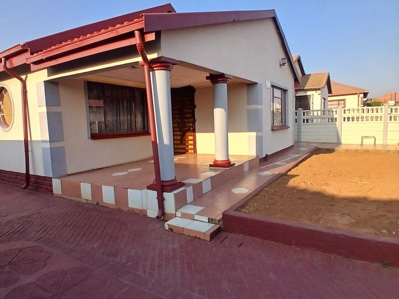 *Spacious Home for Sale in Established Atteridgeville Ext 3 – Close to Everything* - Photo 2