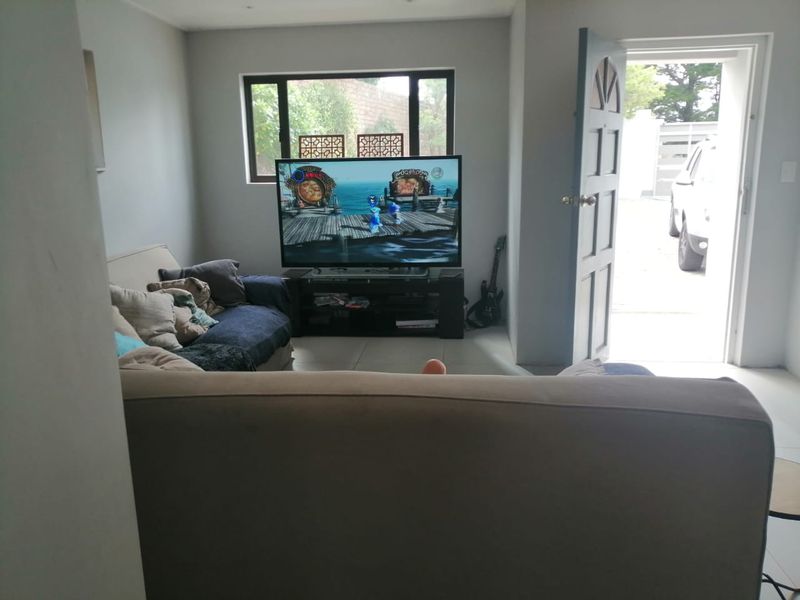 Bright and Spacious 2-Bedroom Unit with Pool & Braai! - Photo 3