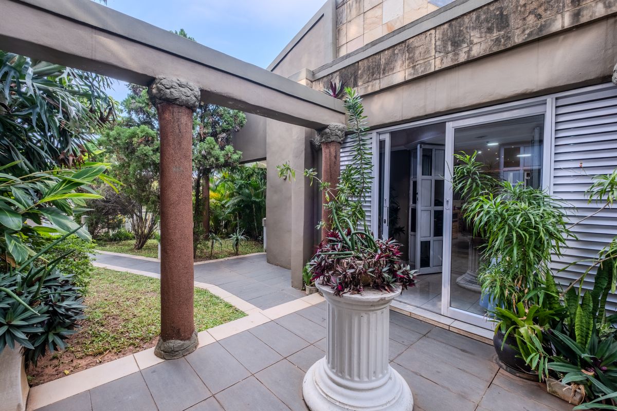 A home designed for grand family living - Photo 4