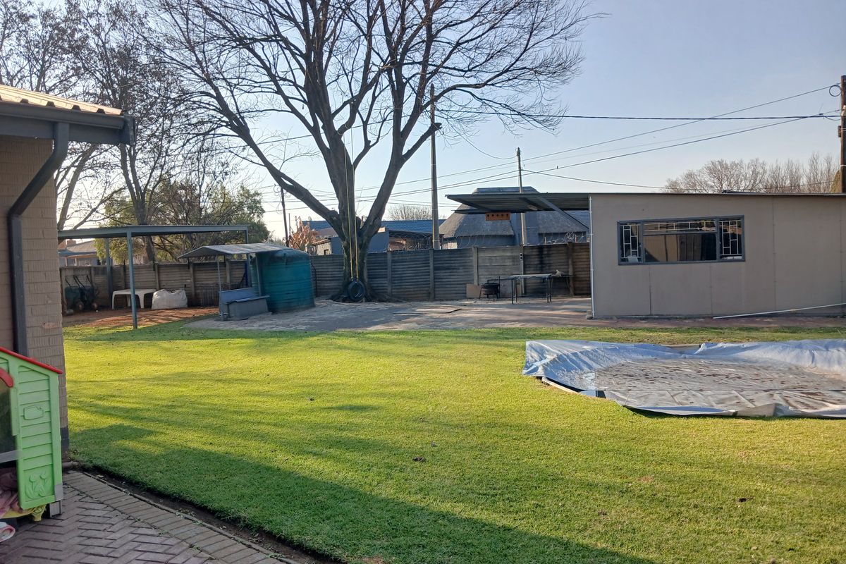 Charming Family Home in a Great Location! - Photo 4