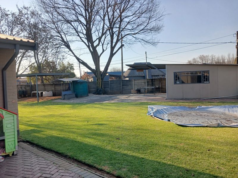 Charming Family Home in a Great Location! - Photo 4