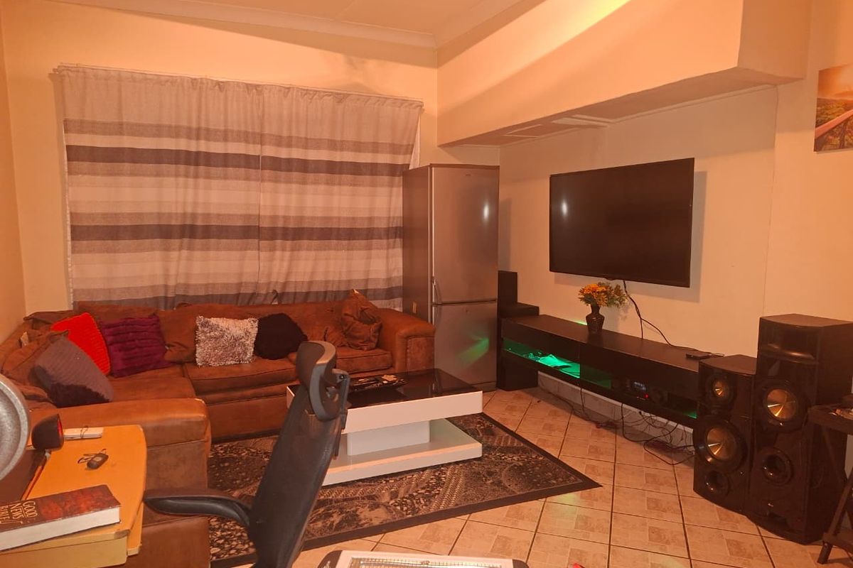 2-Bedroom Ground Floor Apartment - Photo 2