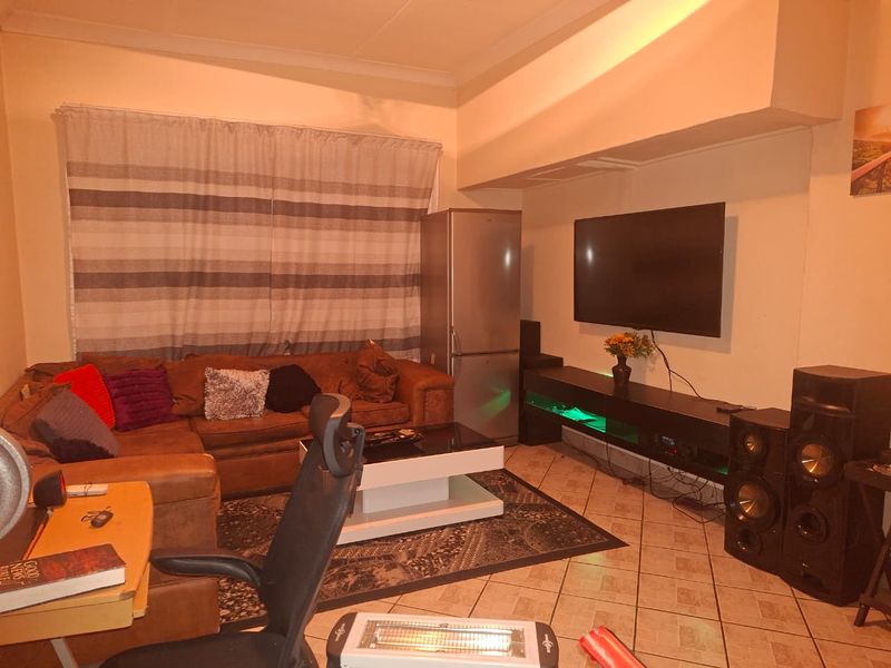2-Bedroom Ground Floor Apartment - Photo 2