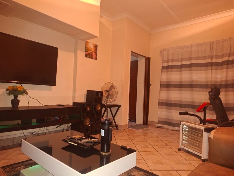 2-Bedroom Ground Floor Apartment - Photo 3
