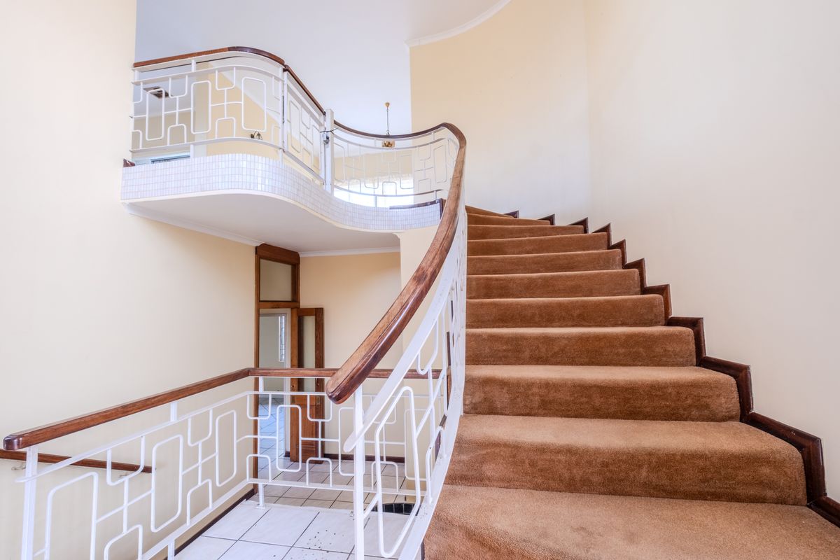 An iconic residence offering endless potential - Photo 5