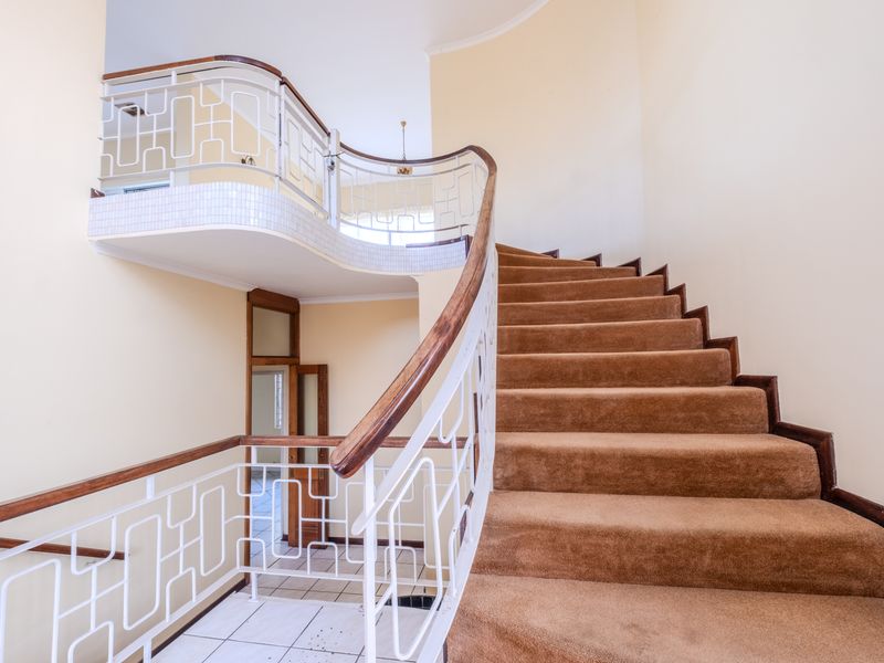 An iconic residence offering endless potential - Photo 5