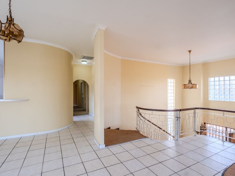 An iconic residence offering endless potential - Photo 7