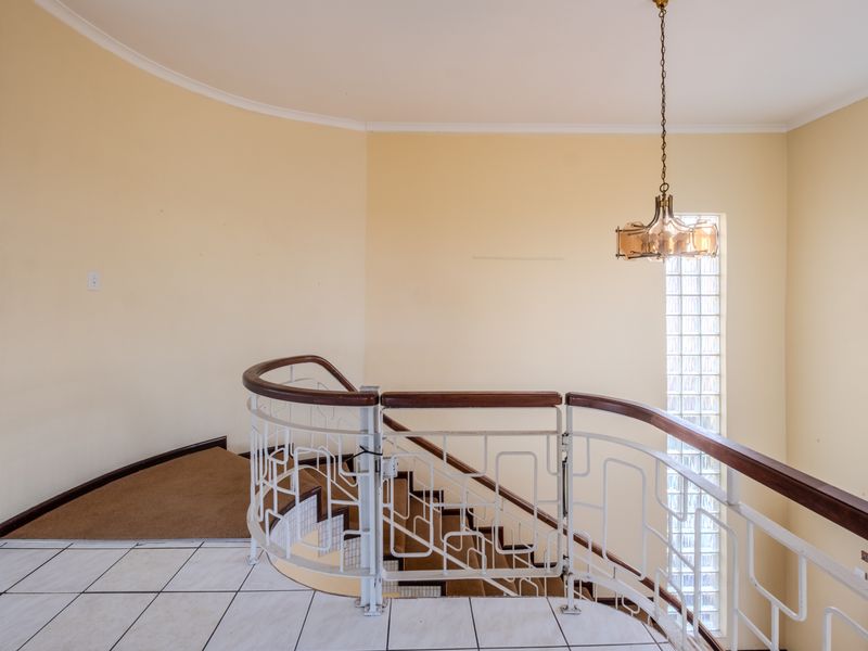 An iconic residence offering endless potential - Photo 6