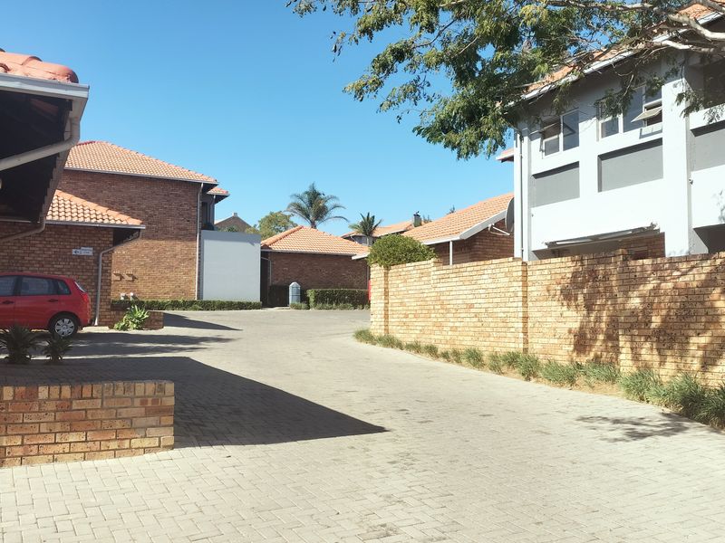 2 Bedroom Ground Floor Townhouse with Private Garden – Great Value! - Photo 1