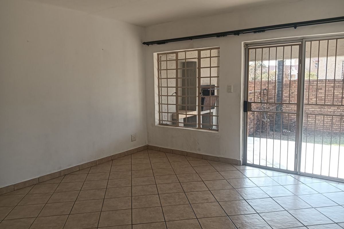 2 Bedroom Ground Floor Townhouse with Private Garden – Great Value! - Photo 3