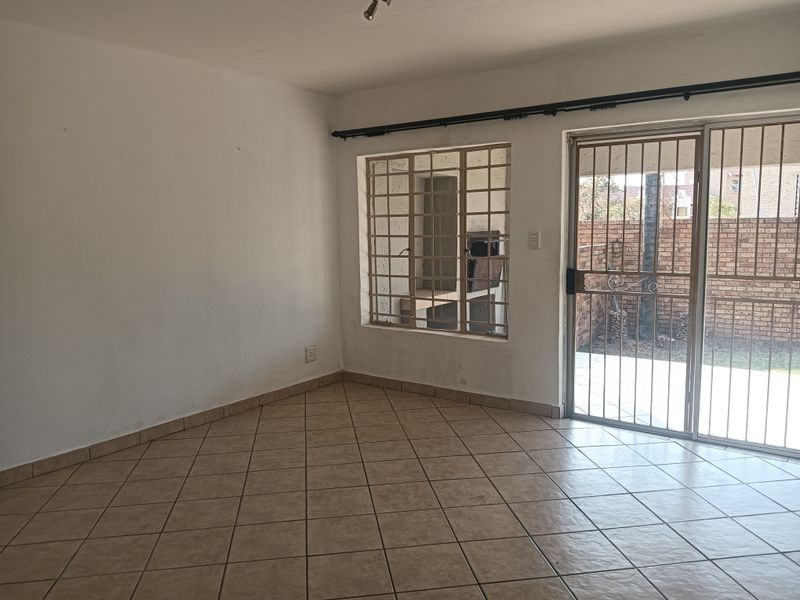 2 Bedroom Ground Floor Townhouse with Private Garden – Great Value! - Photo 3