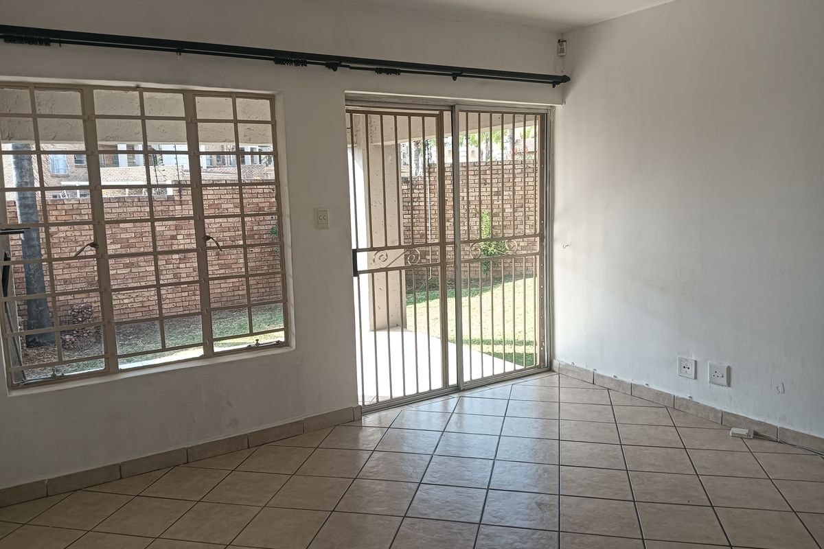 2 Bedroom Ground Floor Townhouse with Private Garden – Great Value! - Photo 4