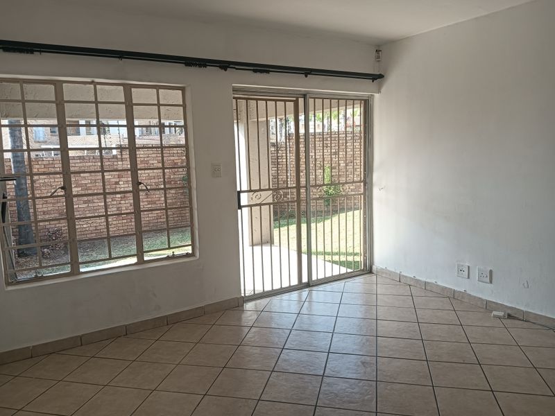 2 Bedroom Ground Floor Townhouse with Private Garden – Great Value! - Photo 4