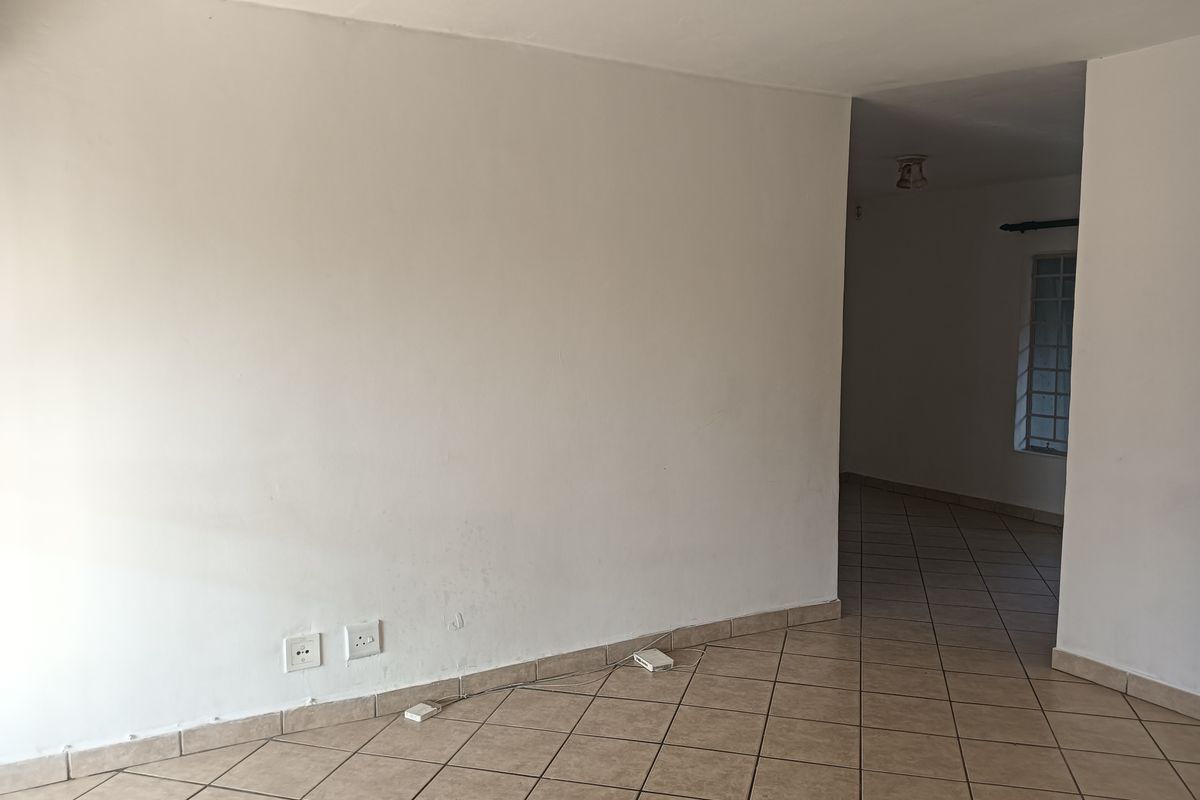 2 Bedroom Ground Floor Townhouse with Private Garden – Great Value! - Photo 5