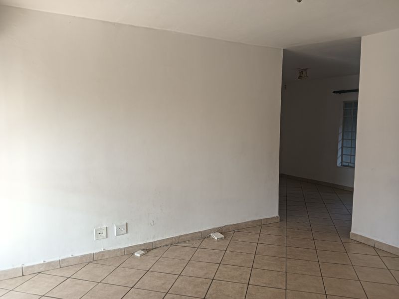 2 Bedroom Ground Floor Townhouse with Private Garden – Great Value! - Photo 5