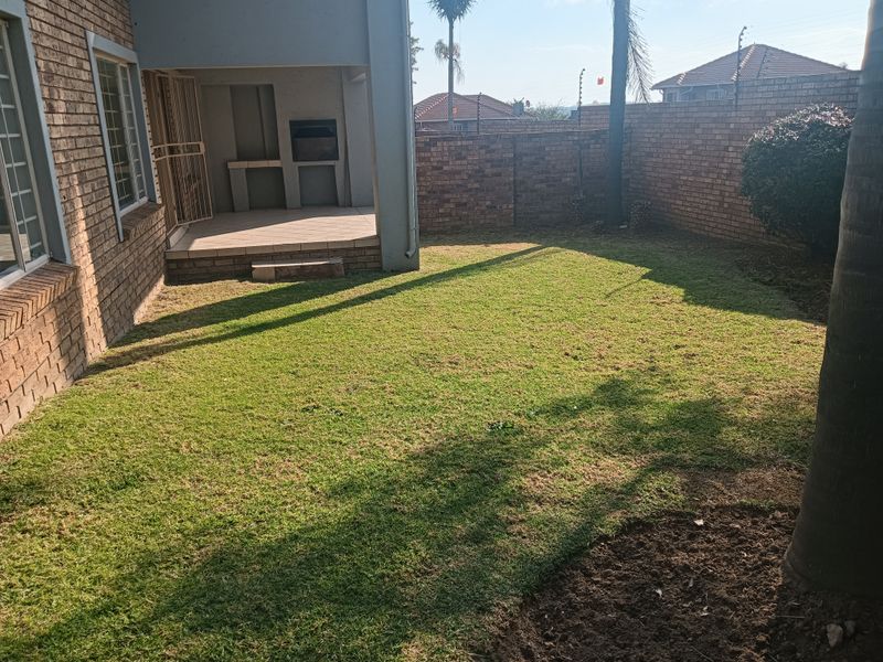 2 Bedroom Ground Floor Townhouse with Private Garden – Great Value! - Photo 10
