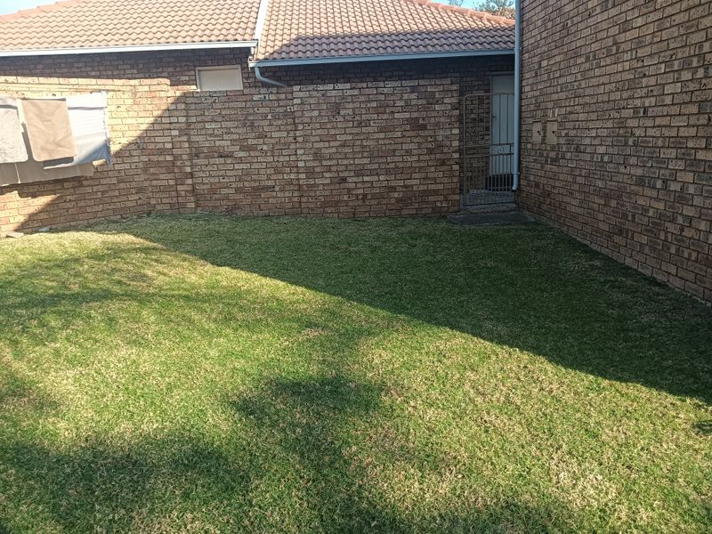 2 Bedroom Ground Floor Townhouse with Private Garden – Great Value! - Photo 9