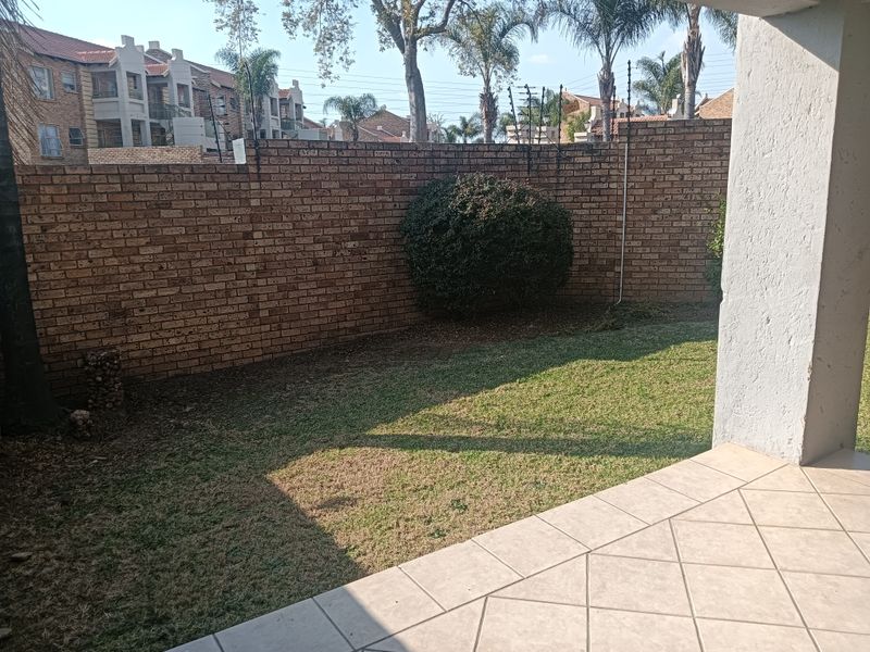 2 Bedroom Ground Floor Townhouse with Private Garden – Great Value! - Photo 8